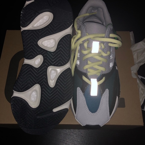 yeezy wave runner size tag